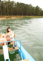 Парень дал грудастой подруге за щеку на катамаране 10 фото Парень дал грудастой подруге за щеку на катамаране 10 фото