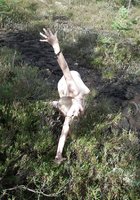 Славянская краля с косой снимает с себя стринги в сосновой роще 15 фото Славянская краля с косой снимает с себя стринги в сосновой роще 15 фото