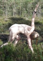 Славянская краля с косой снимает с себя стринги в сосновой роще 16 фото Славянская краля с косой снимает с себя стринги в сосновой роще 16 фото