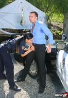 Полицейская с небритым лобком трахается с преступником на капоте 3 фото Полицейская с небритым лобком трахается с преступником на капоте 3 фото