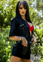 Полицейская с искусственными титьками снимает с себя униформу и трусики на природе 4 фото Полицейская с искусственными титьками снимает с себя униформу и трусики на природе 4 фото