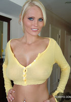 Милфа включила камеру и показала большие буфера в прихожей 6 фото Милфа включила камеру и показала большие буфера в прихожей 6 фото