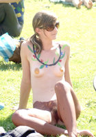 Телки светят титьками на публике и в домашней обстановке 4 фото Телки светят титьками на публике и в домашней обстановке 4 фото