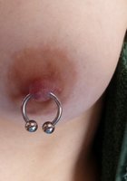 Девушка с писингом в сосках хвастается аппетитными дырками 6 фото Девушка с писингом в сосках хвастается аппетитными дырками 6 фото