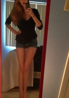 Девушка раздевается до трусов и показывает перед зеркалом сиськами 5 фото Девушка раздевается до трусов и показывает перед зеркалом сиськами 5 фото