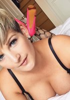 Коротко стриженная красотка показывает большие сиськи перед кавалером 4 фото Коротко стриженная красотка показывает большие сиськи перед кавалером 4 фото