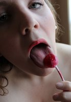 Полненькая европейка утром позирует голышом в постели 9 фото Полненькая европейка утром позирует голышом в постели 9 фото