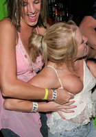 Молодые студентки на вечеринки напились пива и начали показывать голые сиськи 4 фото Молодые студентки на вечеринки напились пива и начали показывать голые сиськи 4 фото