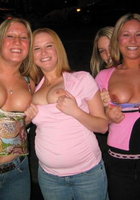 Молодые студентки на вечеринки напились пива и начали показывать голые сиськи 5 фото Молодые студентки на вечеринки напились пива и начали показывать голые сиськи 5 фото