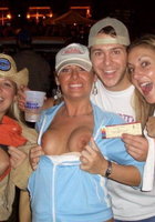 Молодые студентки на вечеринки напились пива и начали показывать голые сиськи 7 фото Молодые студентки на вечеринки напились пива и начали показывать голые сиськи 7 фото