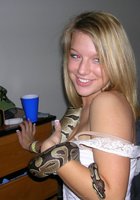 Студентки попозировали с удавом на шее, после чего одна из баб отсосала хахалю 8 фото Студентки попозировали с удавом на шее, после чего одна из баб отсосала хахалю 8 фото