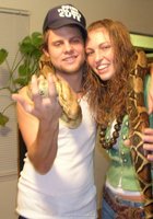 Студентки попозировали с удавом на шее, после чего одна из баб отсосала хахалю 11 фото Студентки попозировали с удавом на шее, после чего одна из баб отсосала хахалю 11 фото