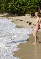 Привлекательные бабы на морском побережье показывают свои обнаженные тела 8 фото Привлекательные бабы на морском побережье показывают свои обнаженные тела 8 фото