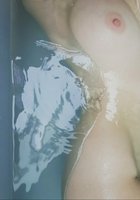 Подборка с телками, которые светят пышными буферами в ванне или душе 2 фото Подборка с телками, которые светят пышными буферами в ванне или душе 2 фото