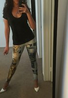 Кудрявая телка подошла к зеркалу и показала стриптиз в лосинах с принтом 1 фото Кудрявая телка подошла к зеркалу и показала стриптиз в лосинах с принтом 1 фото