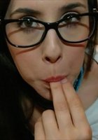 Молодая девушка в очках занимается фут фетишем и показывает маленькие сиськи 1 фото Молодая девушка в очках занимается фут фетишем и показывает маленькие сиськи 1 фото