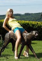 Молодая худышка вышла во двор, где занялась мастурбацией 2 фото Молодая худышка вышла во двор, где занялась мастурбацией 2 фото