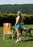 Молодая худышка вышла во двор, где занялась мастурбацией 4 фото Молодая худышка вышла во двор, где занялась мастурбацией 4 фото